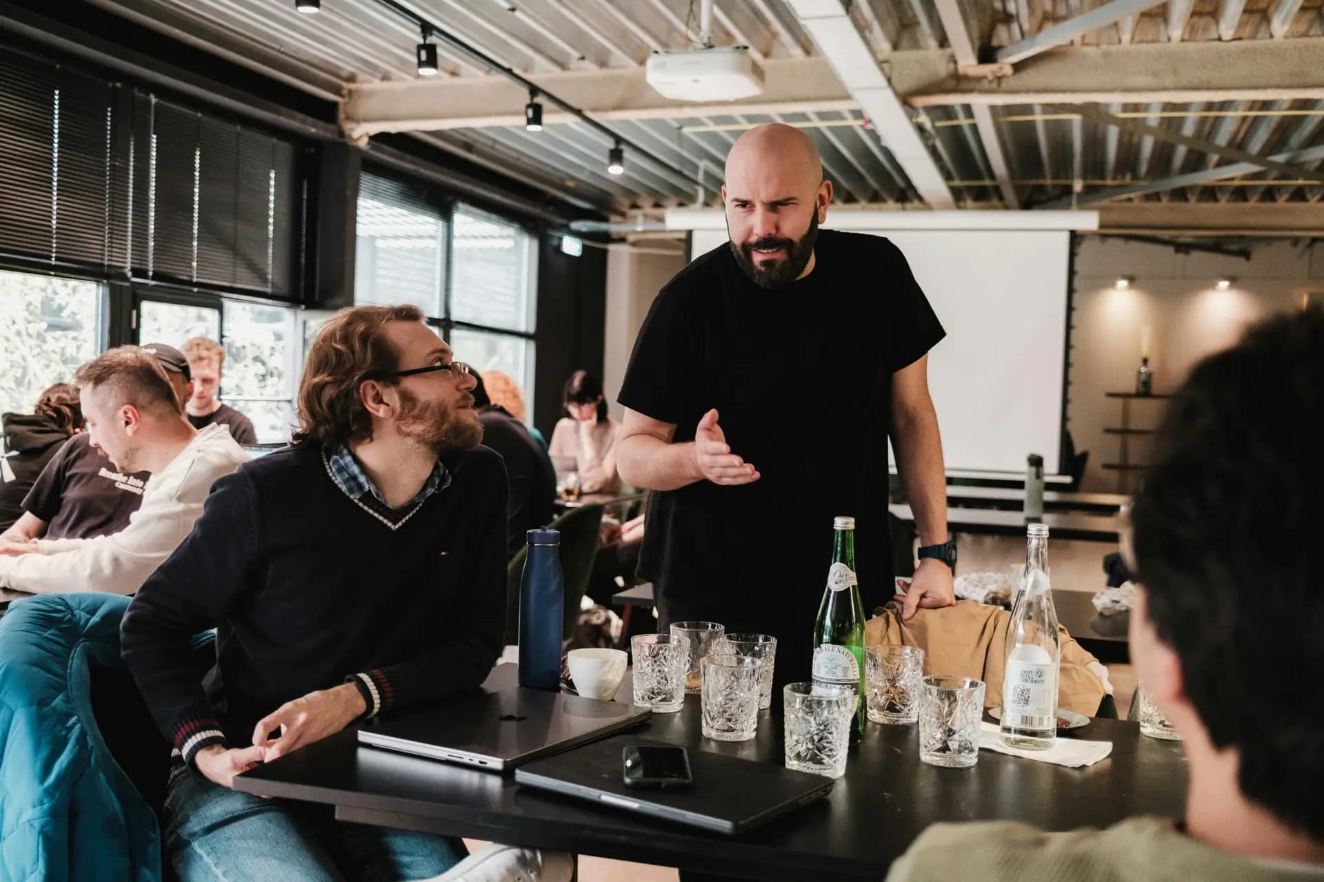 Devenir directeur de restaurant : Compétences, Salaire et Où trouver un emploi en 2024